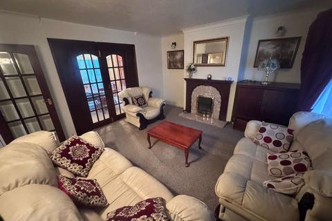 3 bedroom semi-detached house to rent, York Avenue, Huddersfield