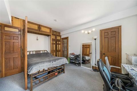 Studio to rent, Porchester Road, London W2