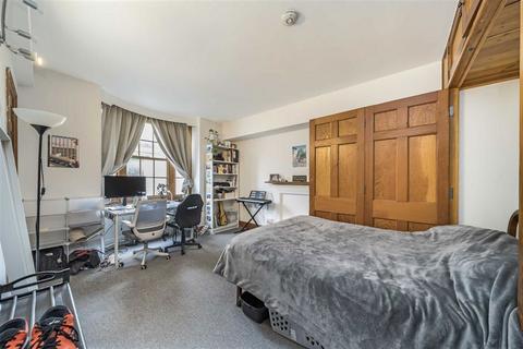 Studio to rent, Porchester Road, London W2