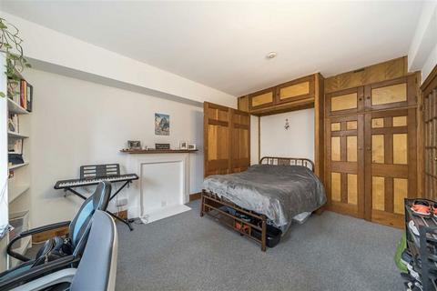 Studio to rent, Porchester Road, London W2