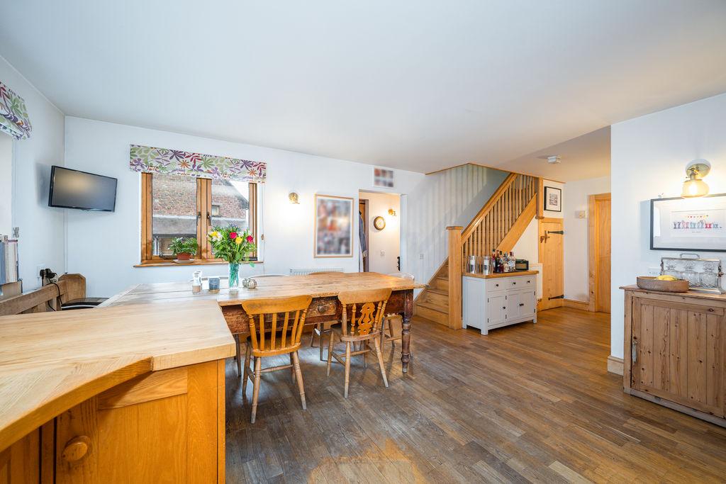 Kitchen / Dining...