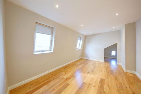 1 bedroom in a house share to rent, Kingston Road, London, SW20 8JP
