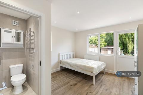 Studio to rent, Meadow Road, Ashford, TW15