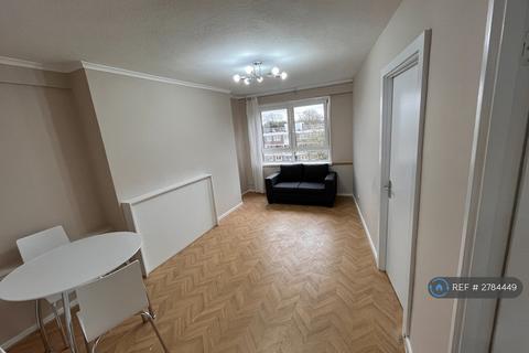 1 bedroom flat to rent, Treherne Court, London, SW17