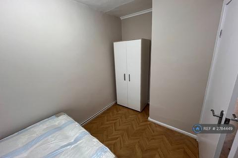 1 bedroom flat to rent, Treherne Court, London, SW17