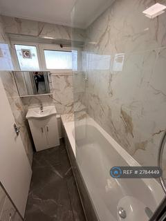 1 bedroom flat to rent, Treherne Court, London, SW17