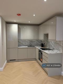 22 bedroom flat to rent, High Road, London, N12