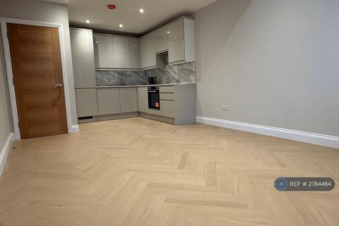 22 bedroom flat to rent, High Road, London, N12