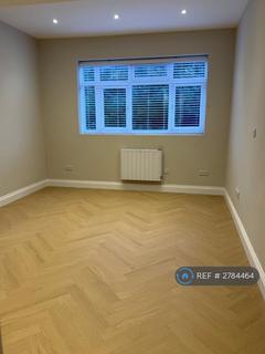 22 bedroom flat to rent, High Road, London, N12