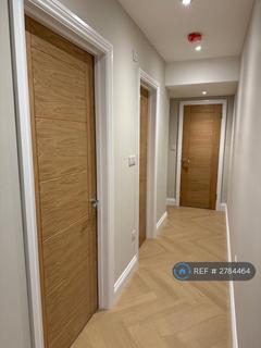 22 bedroom flat to rent, High Road, London, N12