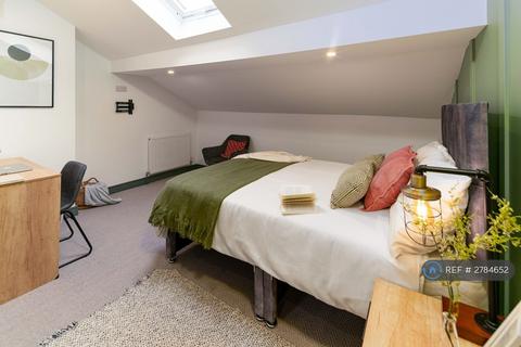 1 bedroom in a house share to rent, Walmersley Road, Bury, BL9