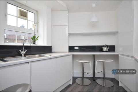 3 bedroom flat to rent, Rushton House, London, SW8