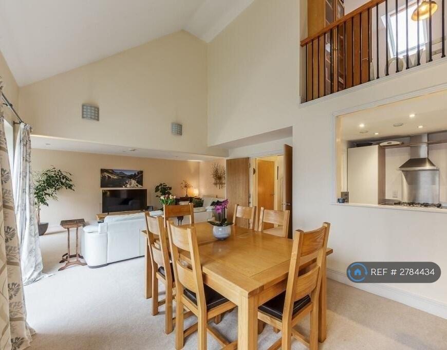 Lounge/Dining Room