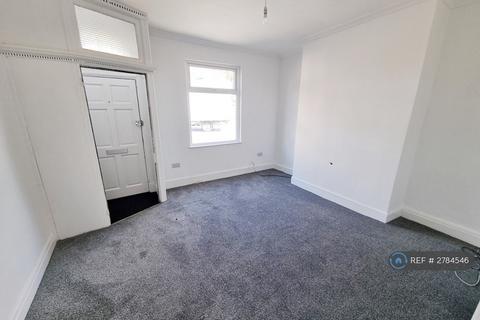 3 bedroom end of terrace house to rent, Taylor Street, Middleton, Manchester, M24