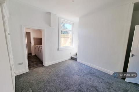 3 bedroom end of terrace house to rent, Taylor Street, Middleton, Manchester, M24