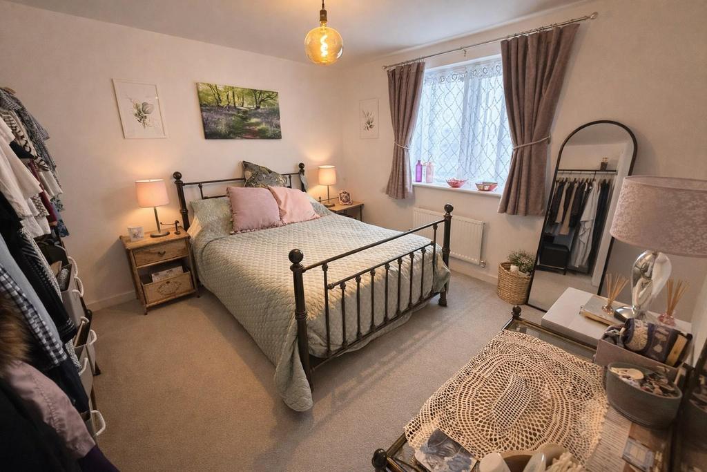 Bedroom 1.jpg