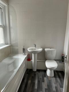 2 bedroom flat to rent, Carholme Road