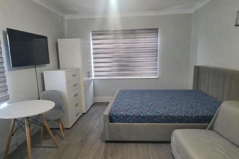 Studio to rent, Quantock Gardens, Cricklewood, NW2