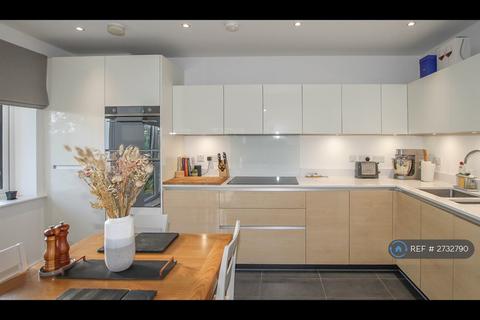 2 bedroom flat to rent, Primula Court, Romford, RM3