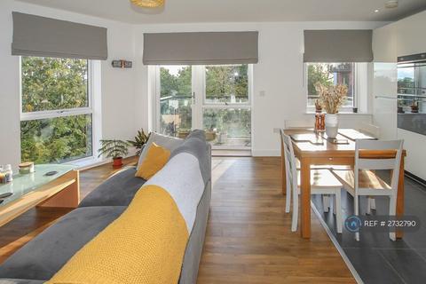 2 bedroom flat to rent, Primula Court, Romford, RM3