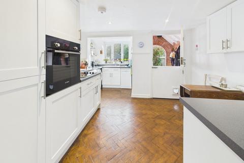 2 bedroom flat for sale, West Hill