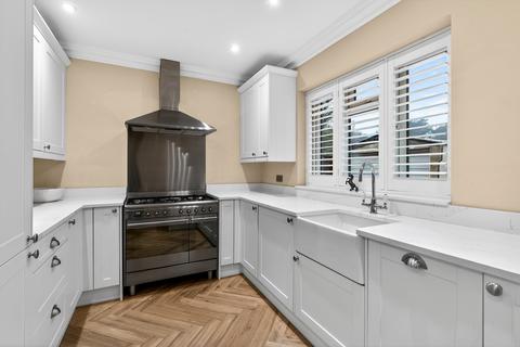 4 bedroom semi-detached house for sale, Foxhills Close, Chertsey, KT16