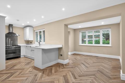 4 bedroom semi-detached house for sale, Foxhills Close, Chertsey, KT16