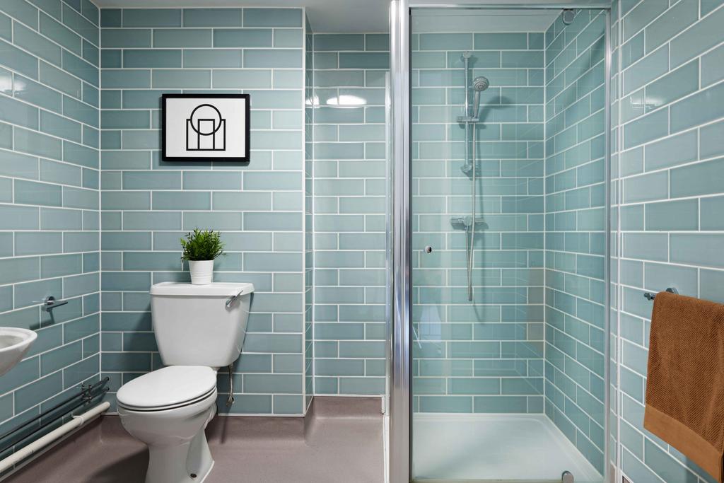 Gold En-suite Bathroom