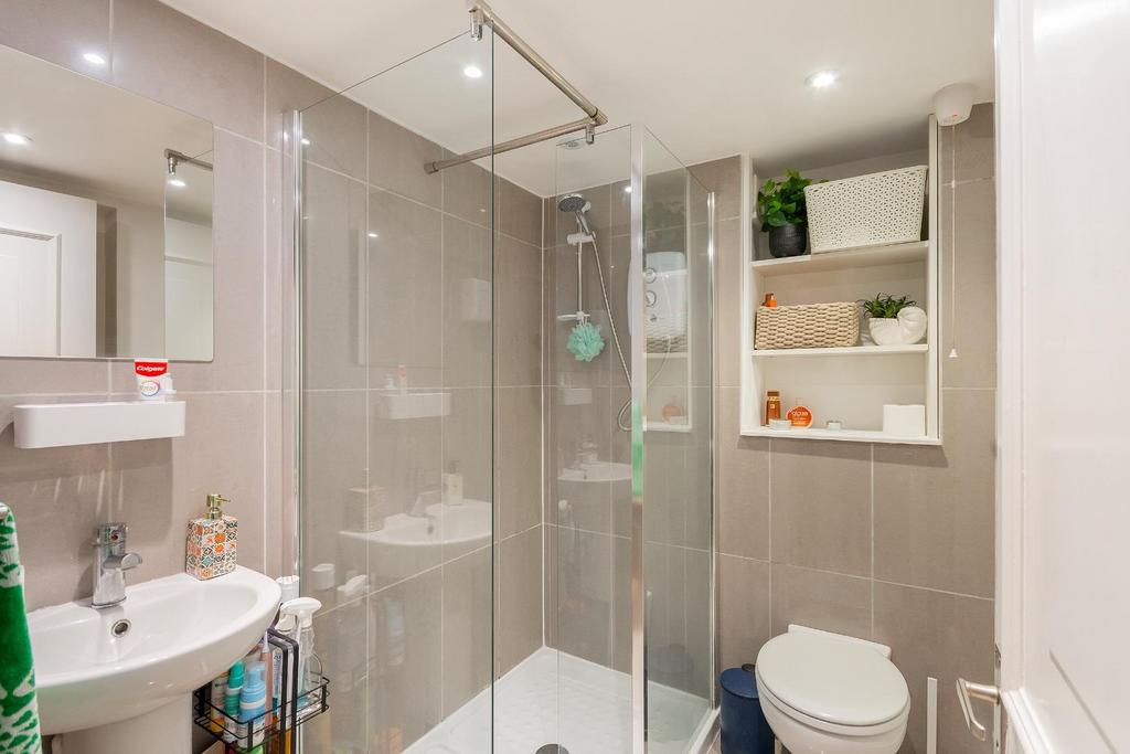 F1 CHOM - Bathroom B.jpg