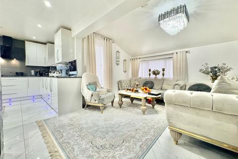 3 bedroom apartment to rent, Heath Road, Hounslow, TW3