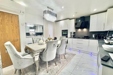 3 bedroom apartment to rent, Heath Road, Hounslow, TW3