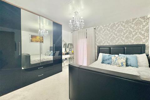 3 bedroom apartment to rent, Heath Road, Hounslow, TW3