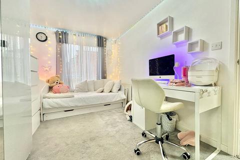 3 bedroom apartment to rent, Heath Road, Hounslow, TW3