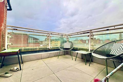 3 bedroom apartment to rent, Heath Road, Hounslow, TW3
