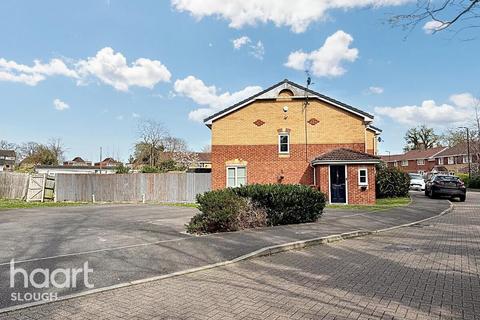 3 bedroom end of terrace house for sale, Bessemer Close, Slough