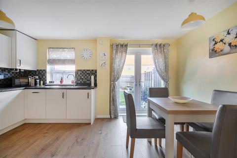 3 bedroom end of terrace house for sale, Walnut Drive, Chippenham