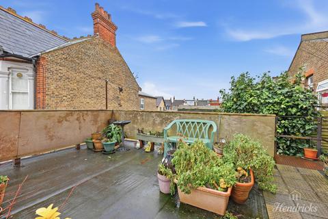 4 bedroom flat for sale, London Road, Westcliff-on-sea, SS0 7