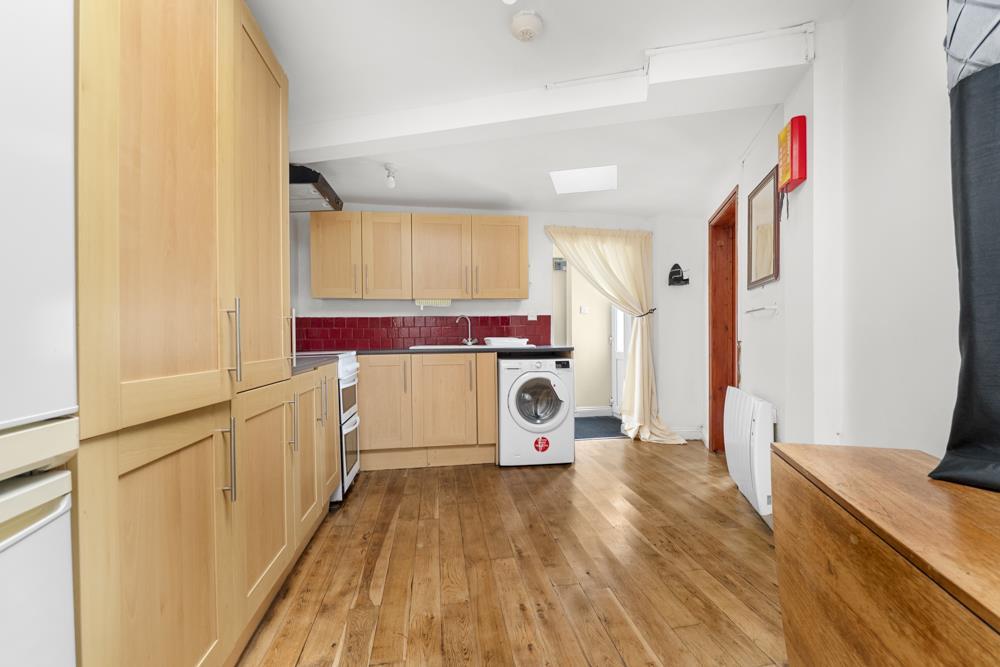 Annexe (unit 1) - kitchen.jpg