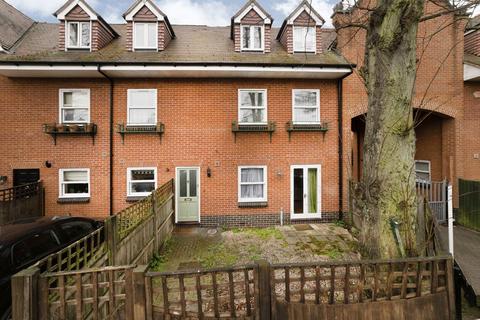 4 bedroom terraced house to rent, Woodbourne Avenue, London SW16