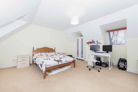 4 bedroom terraced house to rent, Woodbourne Avenue, London SW16