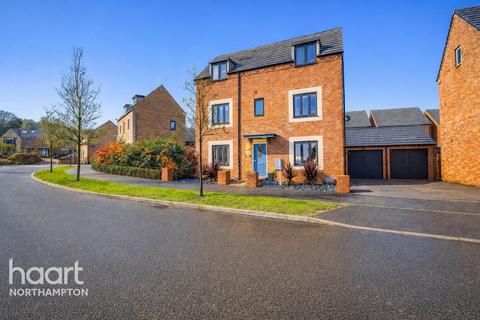 Balmoral Close, Northampton