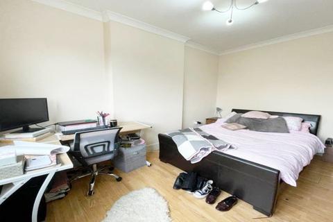1 bedroom in a house share to rent, London, SW17