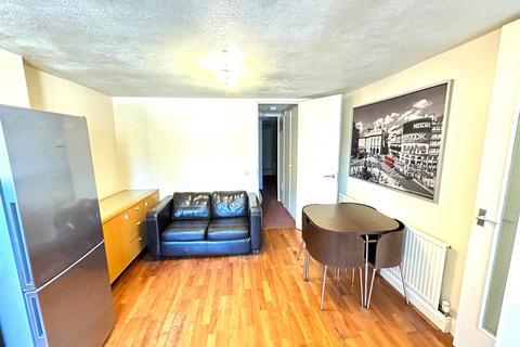 3 bedroom terraced house to rent, Heritage Close, Uxbridge,
