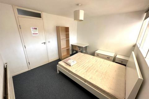 3 bedroom terraced house to rent, Heritage Close, Uxbridge,