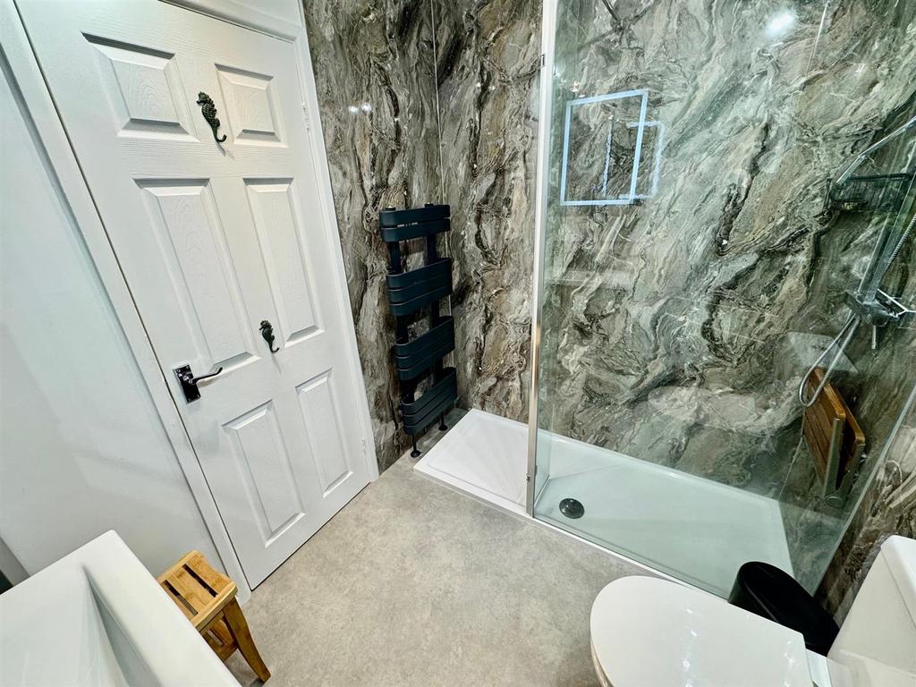 Bathroom 3.jpg