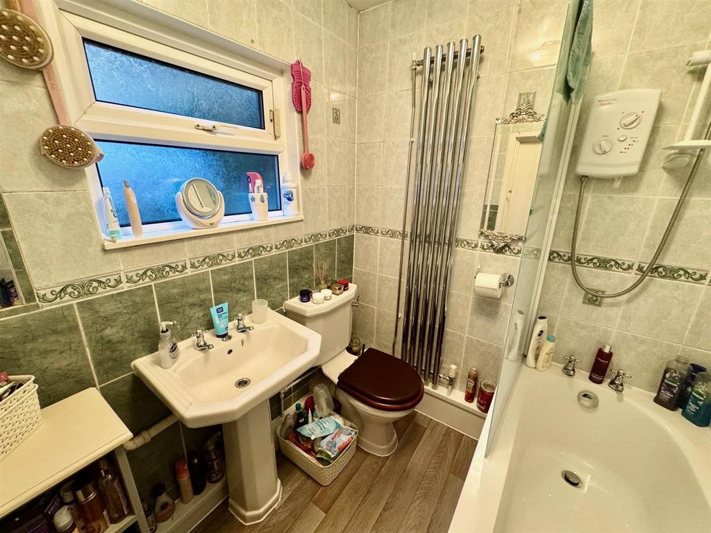 Bathroom 2.jpg