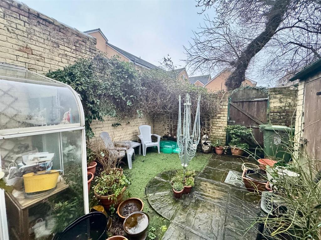 Rear garden 2.jpg