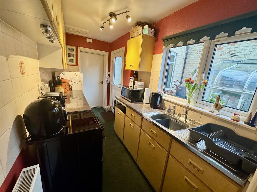 Kitchen 2.jpg
