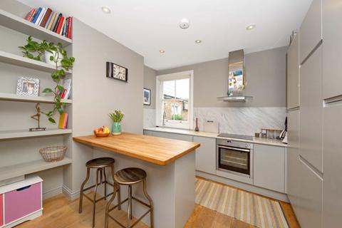 4 bedroom flat to rent, Allfarthing Lane, London SW18