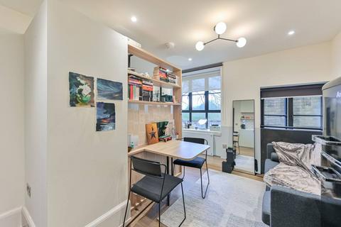 Studio to rent, Loughborough Court, Brixton, London, SE24